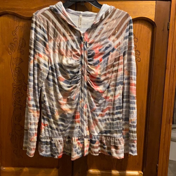 Sweatshirt style with bottom ruffle and hood - Picture 1 of 4